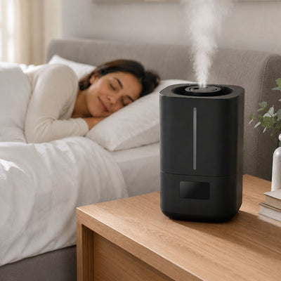 Aero Pure Luftbefeuchter auf dem Nachttisch im Schlafzimmer